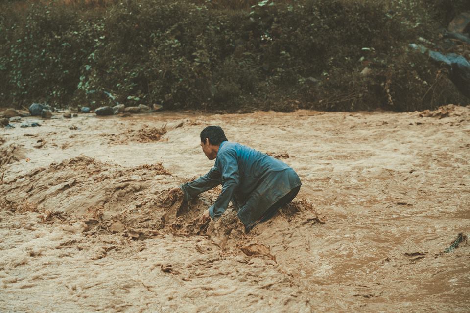 cảm động hình ảnh vùng lũ, những hình anh chạm tới trái tim