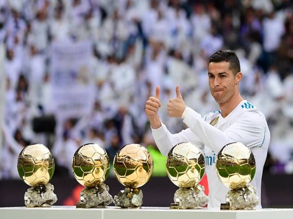 Ronaldo lỡ cơ hội bắt kịp Messi trong cuộc đua giành Quả bóng vàng