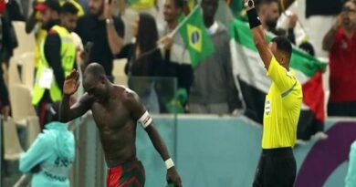 Bóng đá World Cup 3/12; Aboubakar nhận thẻ đỏ sau bàn thắng lịch sử