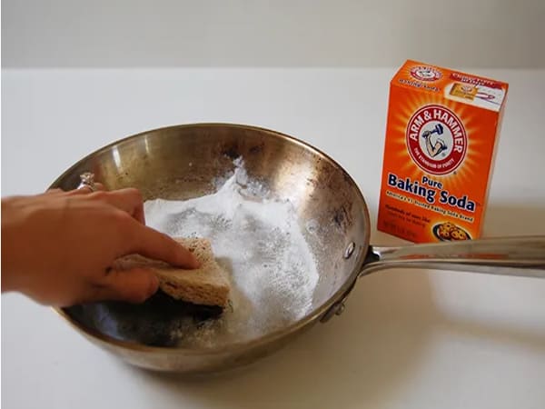 Sử dụng giấm và baking soda