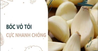 Cách bóc tỏi nhanh bằng dao đập nhẹ vào tỏi